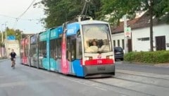 In der Donaufelderstraße in Floridsdorf schleichen die Straßenbahnen so langsam dahin, dass sie ...