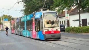 In der Donaufelderstraße in Floridsdorf schleichen die Straßenbahnen so langsam dahin, dass sie ...