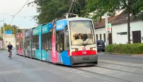 In der Donaufelderstraße in Floridsdorf schleichen die Straßenbahnen so langsam dahin, dass sie ...