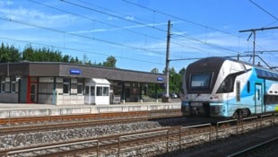 Vom Bahnhof in Vöcklamarkt fährt die Atterseebahn täglich 19-Mal ab, die Westbahn (Foto) und die ...