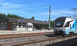 Vom Bahnhof in Vöcklamarkt fährt die Atterseebahn täglich 19-Mal ab, die Westbahn (Foto) und die ...