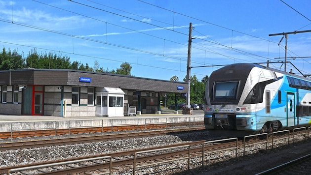 Vom Bahnhof in Vöcklamarkt fährt die Atterseebahn täglich 19-Mal ab, die Westbahn (Foto) und die ...