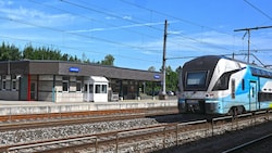 Vom Bahnhof in Vöcklamarkt fährt die Atterseebahn täglich 19-Mal ab, die Westbahn (Foto) und die ...