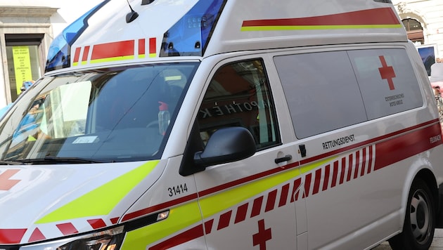 Die Rettung brachte den 17-Jährigen ins Spital.