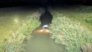 Mitten im Rußbach bei Engelhart- stetten landeten zwei Frauen mit ihrem Auto. Die beiden kamen ...