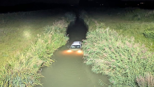 Mitten im Rußbach bei Engelhart- stetten landeten zwei Frauen mit ihrem Auto. Die beiden kamen ...