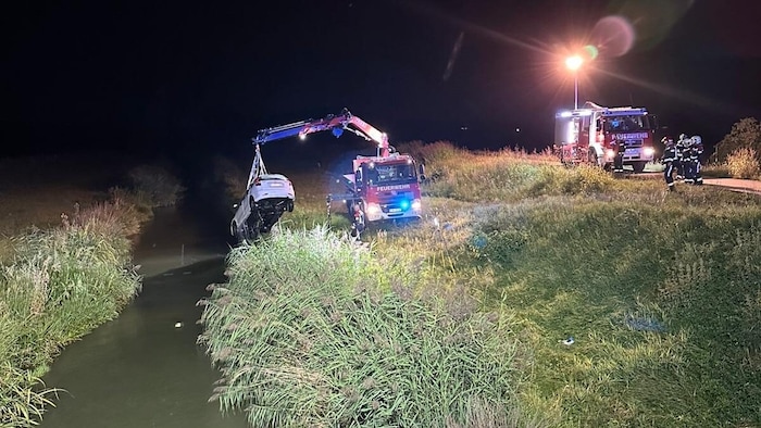 Mir dem Bergekran wurde das Fahrzeug azs den Rußbach gehoben.