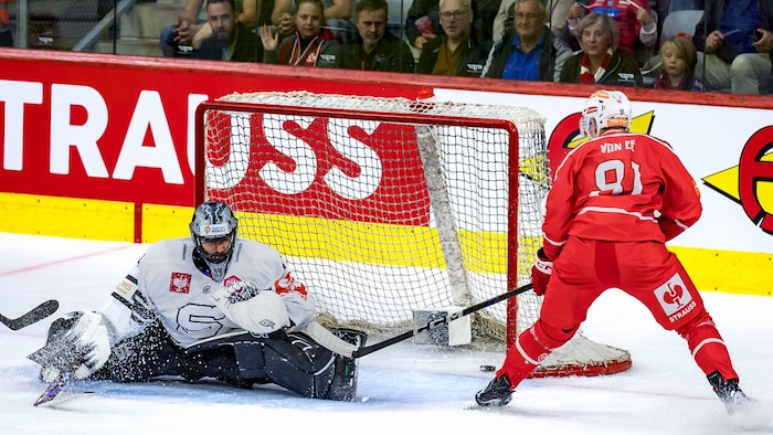 KAC-Stürmer Finn van Ee trägt dank seines Tors beim 1:4 gegen Prag das Topscorer-Trikot.