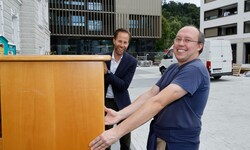 Am Campus Borromäum: Martin Kalss und Martin Fischer packen an.