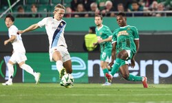 Tobias Gulliksen (2. von li.) wechselt zu Rapid. 