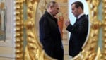 Die verbalen Ausritte Medwedews (re.) zeugen wieder einmal nicht von feiner, diplomatischer ...