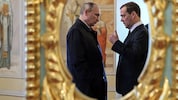 Die verbalen Ausritte Medwedews (re.) zeugen wieder einmal nicht von feiner, diplomatischer ...