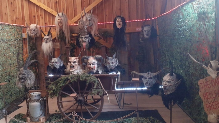 Gelebte Tradition mit kunstvoll gescnitzten Masken.