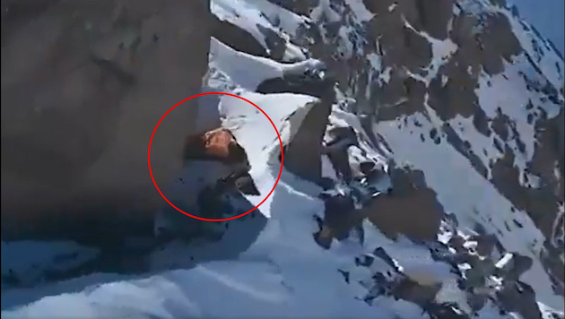 Zwei weiterer Bergsteiger konnten die Russin zunächst noch mit dem Nötigsten versorgen ...