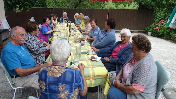 Die Mitglieder treffen sich regelmäßig und hält sich dabei fit.