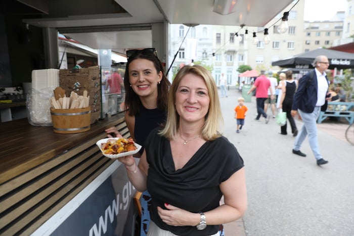 Emmerling (re.) probierte die Gastronomie am Karmelitermarkt.