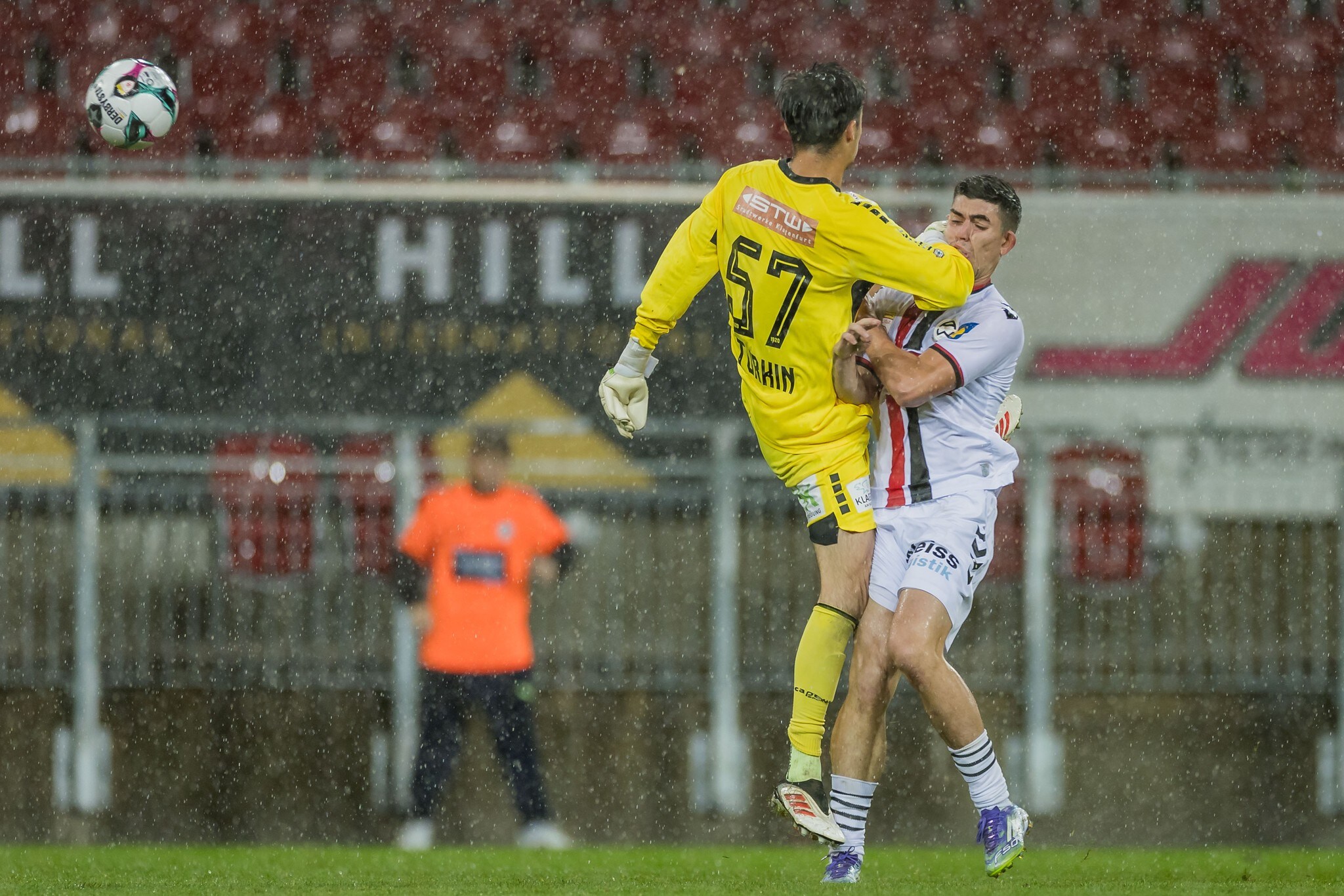 Klagenfurt vs. Admira - Goalie wird eingewechselt und sieht sofort Rot ...