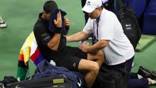 Novak Djokovic (li.) musste behandelt werden.