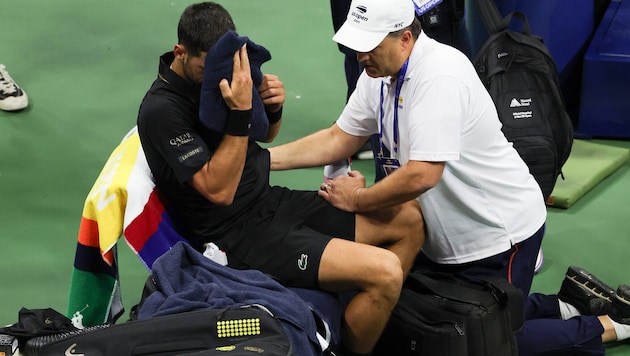 Novak Djokovic (li.) musste behandelt werden.