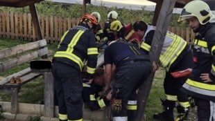 Behutsam befreiten die Feuerwehrmitglieder den Kleinen aus seiner misslichen Lage.