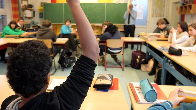 An weiterführenden Schulen wie BMS und BHS sinkt der Anteil der Schülerinnen und Schüler mit ...