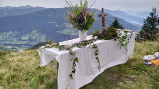Vor dem Kirchtagspaß holen sich die Besucher auf der Alm Gottes Segen.