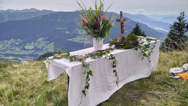 Vor dem Kirchtagspaß holen sich die Besucher auf der Alm Gottes Segen.