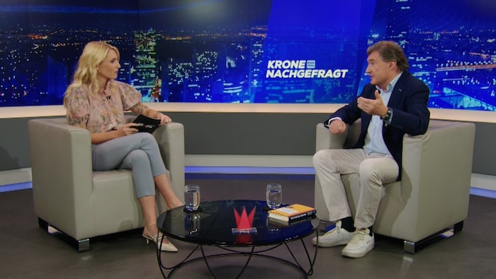Moderatorin Jana Pasching im krone.tv-Talk mit Bildungsexperte Andreas Salcher