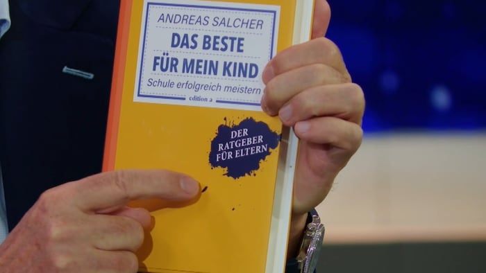 Die Flecken am Cover stehen sinnbildlich für die vielen unnötigen Fünfer im Schulsystem – ein ...