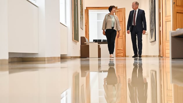 Thomas Stelzer traf im Landhaus Gertrude Maier, die kritische Fragen stellte.