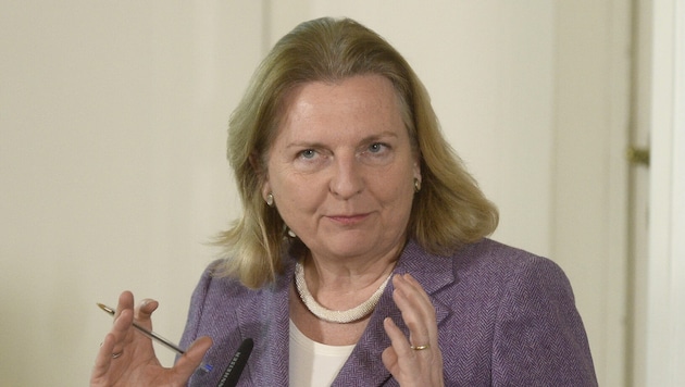 Ex-Außenministerin Karin Kneissl (Archivbild) lebt in Russland und fühlt sich dort bereits ...