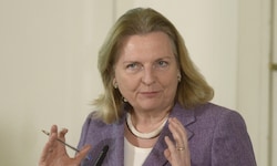 Ex-Außenministerin Karin Kneissl (Archivbild) lebt in Russland und fühlt sich dort bereits ...