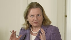 Ex-Außenministerin Karin Kneissl (Archivbild) lebt in Russland und fühlt sich dort bereits ...