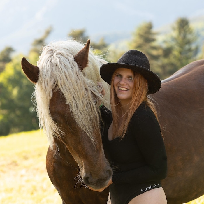 Veronika Aigner mit einem der Noriker-Pferde der Familie.