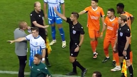 Rote Karte für Stadionsprecher Toni Sorica (li.)