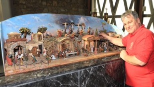 Der Villacher Hermann Bidner mit seiner Passionskrippe.