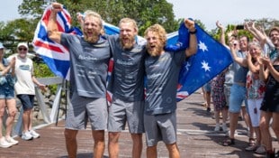 Lachlan, Jamie and Ewan MacLean (v.l.n.r.) feiern in Queensland ihre Ankunft.