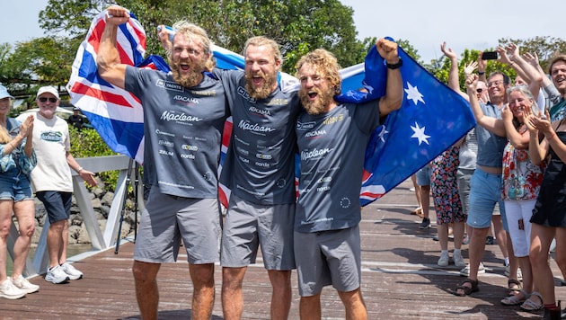 Lachlan, Jamie and Ewan MacLean (v.l.n.r.) feiern in Queensland ihre Ankunft.