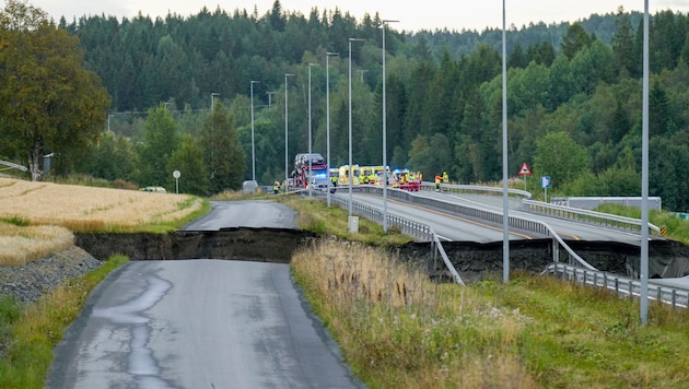 In Norwegen haben Einsatzkräfte nach einem Erdrutsch einen großen Krater entdeckt.