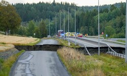 Bei einem Erdrutsch in Norwegen sind eine Straße und eine Eisenbahnstrecke schwer beschädigt ...