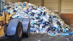 Das Abfallwirtschaftsgesetz regelt, wie der Müll wohin transportiert werden muss.