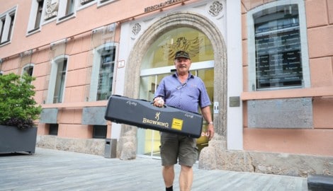 Sportschütze Herbert Strickner sen. beim Abholen seiner Waffen in der BH Innsbruck. Das Verbot ...