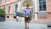 Sportschütze Herbert Strickner sen. beim Abholen seiner Waffen in der BH Innsbruck. Das Verbot ...