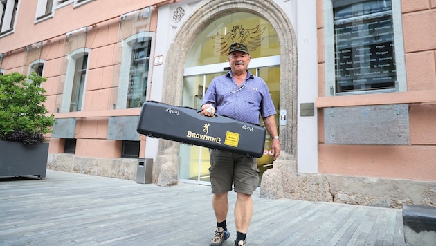 Sportschütze Herbert Strickner sen. beim Abholen seiner Waffen in der BH Innsbruck. Das Verbot ...