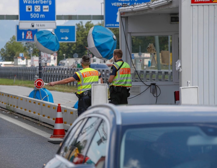 Der Stau ist zurück: Die Kontrollen bei der Einreise nach Deutschland sind mittlerweile wieder ...