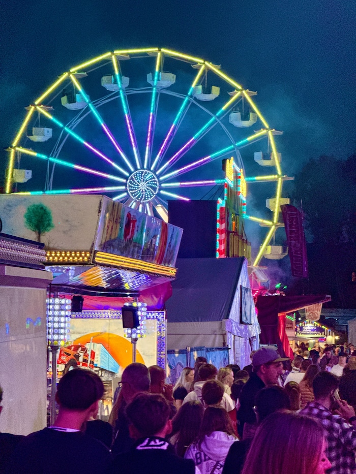 Unter den vielen Fahrgeschäften auch ein Riesenrad.
