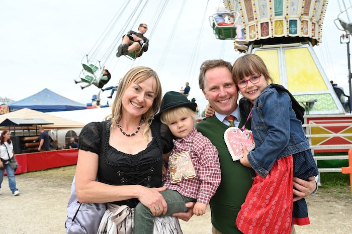 Klaus und Corina Tschaitschmann mit Elisas und Mia.
