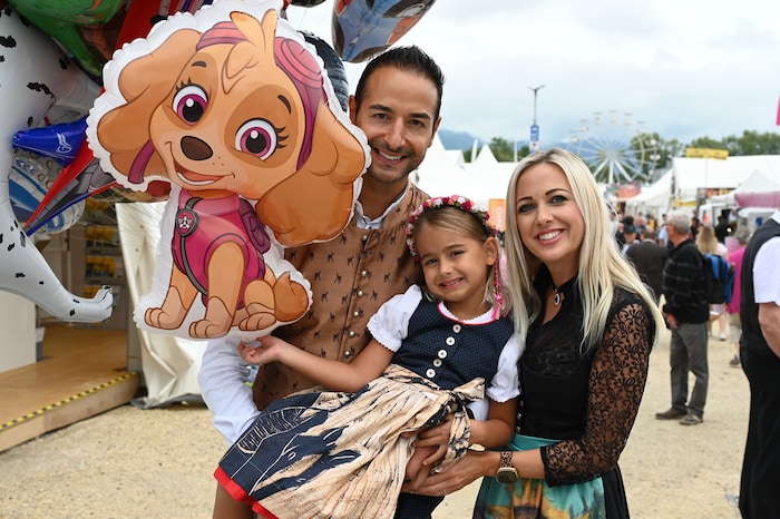 Werner-Berg-Tracht – Marco, Klaudia und die kleine Livia.