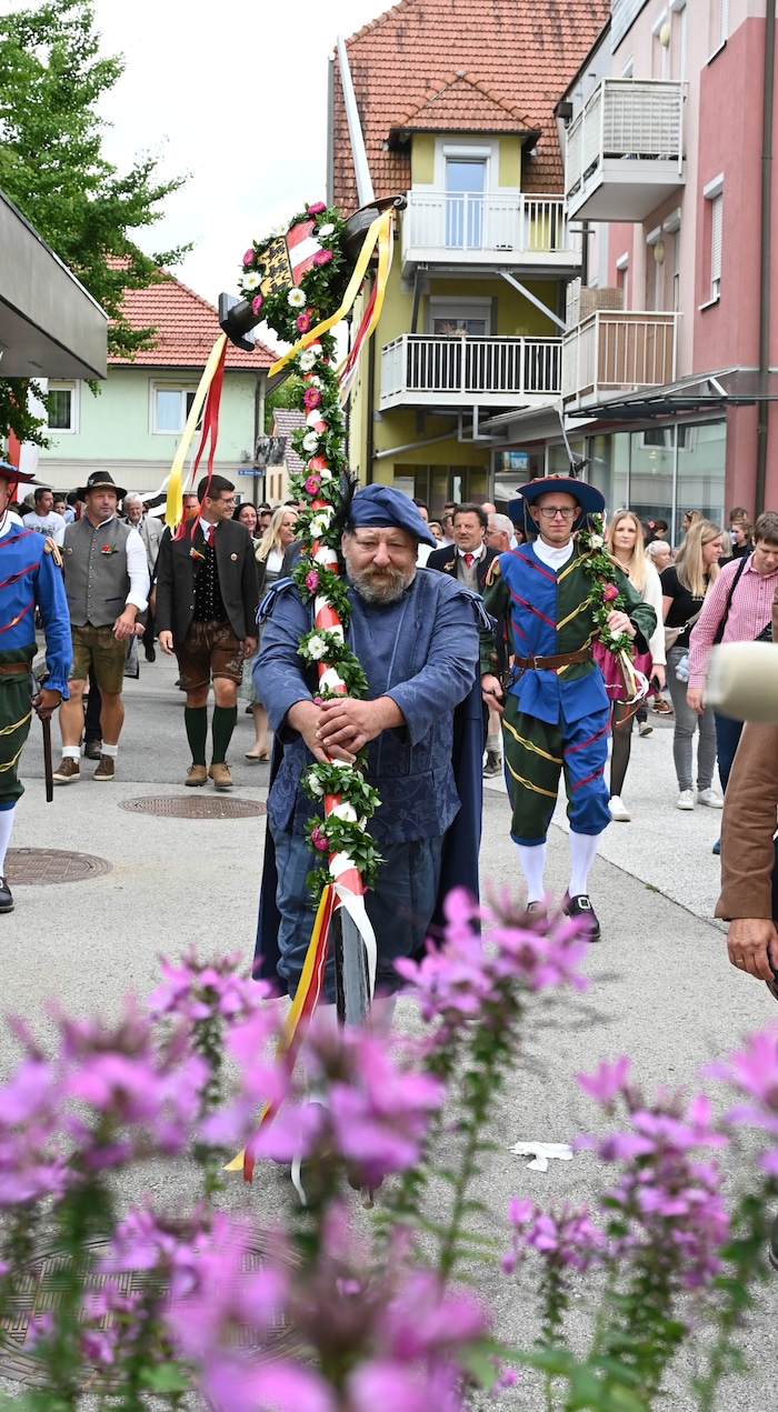 Stadtrichter Martin Dobnigg trägt die Freyung zur Wiesen.