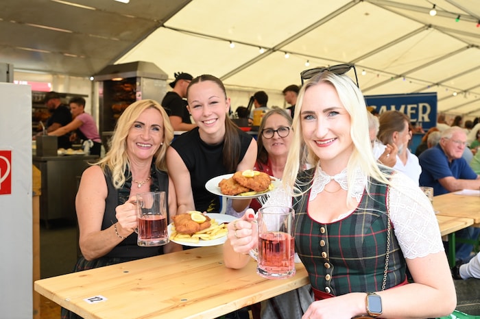 Ines, Maria, Lisa-Marie und Bettina im Rigelnik-Zelt.
